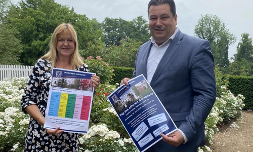 Organisatorin Jutta Müller-Berndhard und Landrat Tobias Heilmann freuen sich auf viele Besucherinnen und Besucher beim Tag des offenen Schlosses. Unter anderem kann an diesem Tag der Rosengarten besichtigt werden.