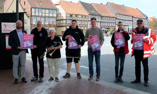 Bürgermeister Malte Schneider (links) und das Organisationsteam freuen sich auf die Schöninger Musiktage.