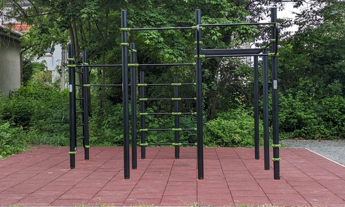 So leer ist die Calisthenicsanlage auf dem Spielplatz „Am Jürgenfeld“ nur morgens: Bis in die Abendstunden wird die neue Street Workout Anlage zum Klettern und Fitness-Workout genutzt.