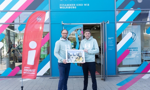 Die Sonderprägung wurde vorgestellt. v.l. Jens Hofschröer, WMG-Geschäftsführer, und Christoph Kaufmann, Leitung Wolfsburg Store, vor dem Wolfsburg Store.