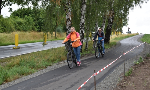 Die ersten Radler probierten sich an der neuen Fahrradstrecke.