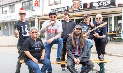 Immancolata Düe, Inhaberin des Rockcafés, mit Mitgliedern der auftretenden Bands.