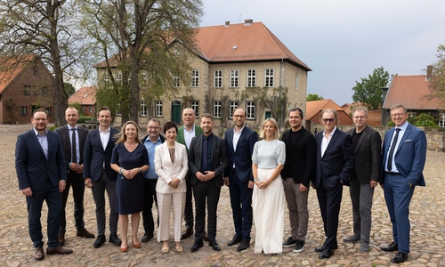 Wolfsburger Wirtschaftsempfang 2023, v. l. Thomas Krause, Dr. Bernd Schmid, Thomas Schäfer, Cindy Lutz, Sabah Enversen, Immacolata Glosemeyer, Günther Graf von der Schulenburg, Dennis Weilmann, Jens Hofschröer, Sarah Froberg, Marcel Schäfer, Harald Vespermann, Sven Elverfeld und Armin Maus.