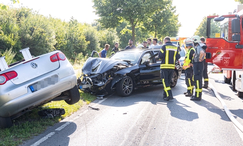 Die Fahrzeuge wurden durch den Unfall stark beschädigt.