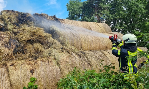 Die Strohballen waren in Brand geraten und mussten durch die Feuerwehr gelöscht werden.