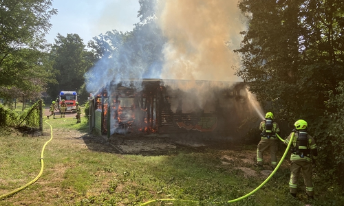 Die Flammen drohten auf die Vegetation überzugreifen.