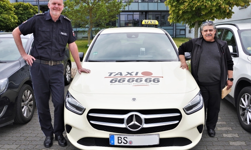 Leiter der Polizeiinspektion Braunschweig, Thomas Bodendiek (l.), und Taxifahrer A. Karahan (r.), er hatte Zivilcourage gezeigt.
