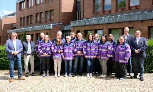 Landrat Dr. Alexander Saipa und Frank-Michael Kruckow (Leiter des Fachbereichs Ordnung, Rettungswesen & Bevölkerungsschutz) mit den neuen Mitgliedern des Kriseninterventionsteams (von links): Bernd Böhm, Catherine Koch, Maren Hoffmeister, Ulrich Schneider, Wibke Schur, Jens Necas-Niessner, Alexander Waturandang, Ilka Sielaff, Carina Jantke, Jacqueline Diercks, Bärberl Vieweg, Angelika Kleinert. Am rechten Bildrand sind Christian Lenz (Leiter und Initiator des Kriseninterventionsteams) sowie Daniel Müller vom Rettungsdienst der KWB.