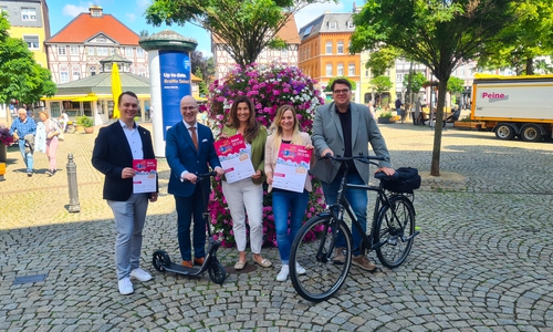 Freuen sich auf den BraWo Mobility Summer 2023: Thorge Karnick, stellver. Aufsichtsratsvorsitzender Peine Marketing, Stefan Honrath, Leiter der BraWo-Direktion Peine, Anja Barlen-Herbig, Geschäftsführung Peine Marketing, Marina Scharenberg, Eventmanagerin Peine Marketing und Sören Stolte, Vorstand der Kaufmannsgilde zu Peine. 