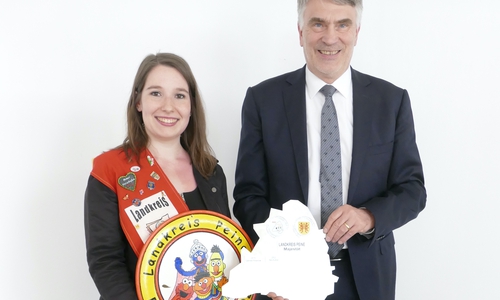 Sonja Moldenhauer ist die Landkreis-Majestät 2023. Landrat Henning Heiß beglückwünschte sie.