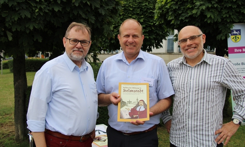 Autor Dr. Thomas Dahms, Landrat Gerhard Radeck und Illustrator Alexander Pavlenko mit dem neuen Comic (v. li.).