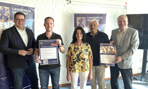 Start in eine neue Bewerbungsphase für das Landkreisstipendium. Landrat Tobias Heilmann, Niklas Lillie, Susanne Rosenthal, Josef Kraft und Kreisrat Rolf Amelsberg (v. li.) freuen sich über zahlreiche Bewerbungen. 