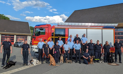 Sie sind angekommen: Die fünfköpfige Hundestaffel gehört jetzt auch offiziell zur Goslarer Feuerwehr. Weitere Mantrailer – Personenspürhunde – befinden sich schon in der Ausbildung.