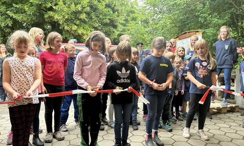 Die Kinder eröffnen feierlich das Zeltlager.