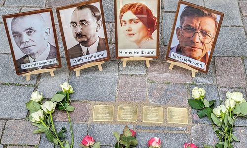 Die Stolpersteine für Familie Heilbrunn und Richard Löwenthal. 
