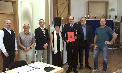 Bereichsleiter Feuerwehren in der SG Mathias Stieler, Fraktionsvorsitzender SPD Thomas Fricke, SGB Dirk Neumann, FV Grüne Angelika Uminski-Schmidt, Thomas Niemann, FV CDU Karl-Heinz Müller und der Feuerwehrausschusvorsitzende Michael Waßmann (v. li.).
