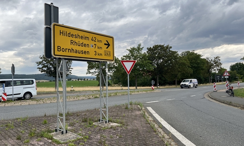 Über die B243 fahren die Schwerlasttransporte in Richtung Bornhausen. Die Schilder werden kurz vor der Durchfahrt abgebaut und im Anschluss wieder aufgestellt.