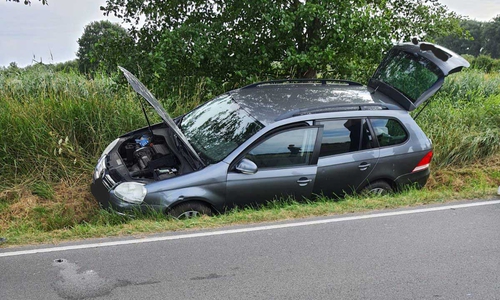 Das Auto war in den Straßengraben geraten.