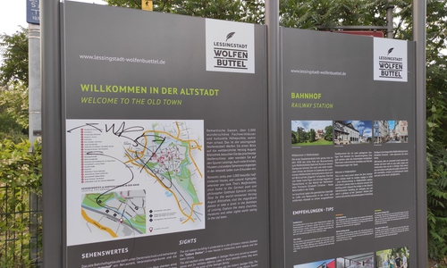 Das Schild am Bahnhof wurde mit Graffiti beschmiert.