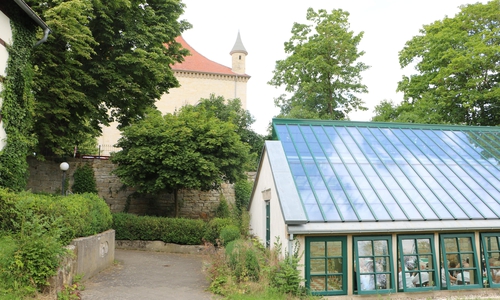 Das Glashaus vor Schloss Derneburg.