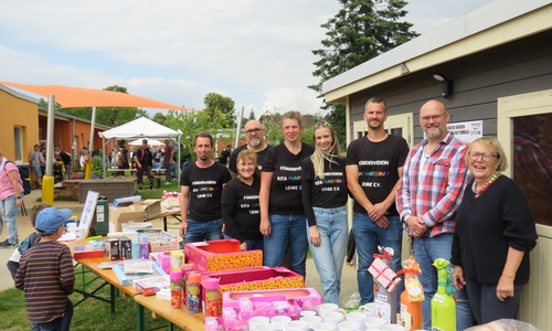 Carsten Scheier und Edelgard Hahn (v.rechts) begrüßten den neuen Förderverein der Kita „Kunterbunt“.