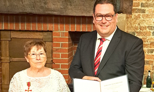 Landrat Tobias Heilmann überreichte Edeltraud Sack das Verdienstkreuz am Bande des Verdienstordens der Bundesrepublik Deutschland für ihr soziales Engagement. 