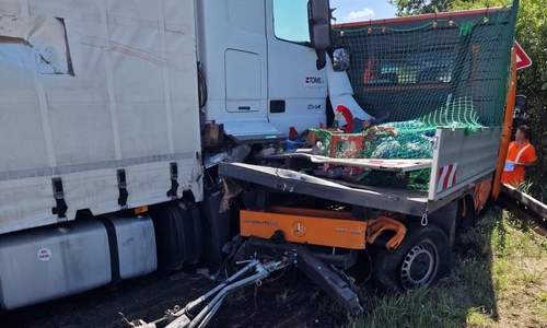Der LKW war in das Baustellenfahrzeug hineingefahren.