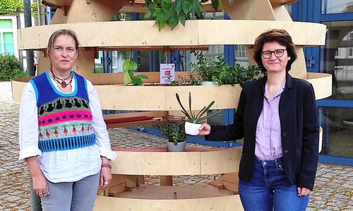 Claudia Heiße (li.) und Katja Schlager eröffnen die GreenCell im Innenhof des Bildungszentrums.