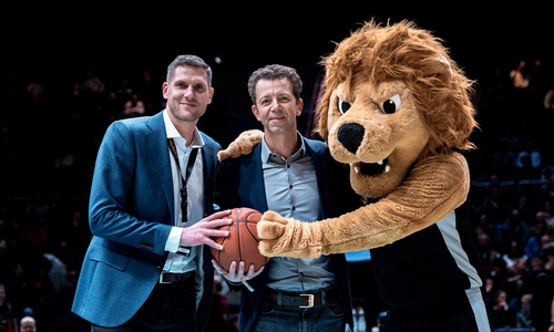 Das angehängte Foto erhalten Sie kostenfrei zur redaktionellen Nutzung. Auf dem Bild: Nils Mittmann (Löwen-Geschäftsführer, links) und Dr. Christian Dahlheim (CEO von Volkswagen Financial Services, in der Mitte) zusammen mit Löwen-Maskottchen Henri.