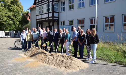 Freuen sich über den Startschuss für die Umgestaltung des Vorplatzes und nahmen den Spaten gleich selbst in die Hand (von links): Stadtbaurat Michael Tacke, Christian Striese, Bürgermeister der Ortschaft Nordost, Kai Knischewski, Geschäftsführer Nordwestdeutsche Baugesellschaft Salzgitter, Erster Bürgermeister Stefan Klein; Landschaftsarchitektin Johanna Sievers, Ulrike Heilshorn, Vorsitzende des Sanierungsbeirates, und Andreas Bittner, Leiter des Referats Stadtumbau und Soziale Stadt der Stadt Salzgitter.
