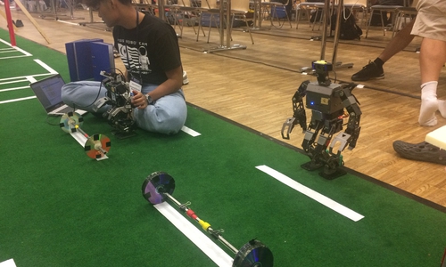 Die selbstgebauten Roboter treten auf dem Wettkampffeld gegeneinander an.