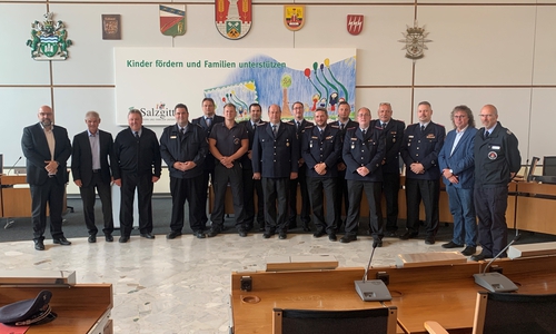 Feuerwehrdezernent und Erster Stadtrat Eric Neiseke, Oberbürgermeister Frank Klingebiel, stellv. Feuerwehrausschussvorsitzender Otto Kracht, Christian Walde, Christian Radewagen, Olaf Kracht., Julian Vogler, Werner Strube, Löschbezirksführer Ost Marco Beddigs, Löschbezirksführer West Johann Schlecht, Fabian Naue, stellv. Stadtbrandmeister Guido von Einem, Torsten Jago, Stadtbrandmeister Detlev Söhler, Feuerwehrausschussvorsitzender Frank Miska und der Vertreter der Berufsfeuerwehr Salzgitter Torsten Preuß (v. li.).