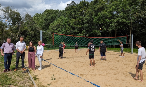 Das Spielfeld war schon vor der offiziellen Eröffnung in Beschlag genommen. 