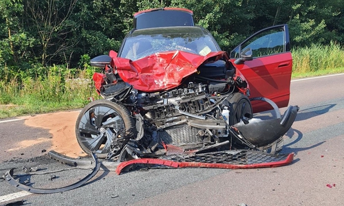 Das Auto war mit hoher Geschwindigkeit aufgefahren.