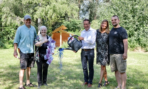 Evelyn Simson (2. v. li.), ehemalige Leiterin des Abenteuerspielplatz Melverode, und Andreas Hartmann (Mitte), als Geschäftsführer der Stadtentwässerung Braunschweig GmbH schon seit Jahren auch Pate der Veolia Stiftung bei Projekten auf dem Spielplatz, bei der symbolischen Übergabe der 8.000-Euro-Spende. Zur Übergabe kamen auch Fabian Wilke (rechts) aus dem Team des Abenteuerspielplatzes, Ina Patricia Rieger, die für die SE|BS umweltpädagogische Projekte betreut, und links Ottfried Gast, der in vielen ehrenamtlichen Stunden das Projekt geplant und bei der Realisierung mitgewirkt hat. 