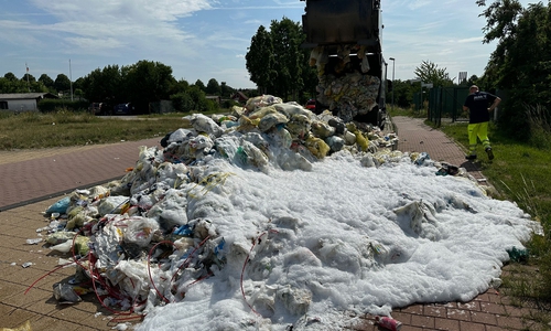 Die gelben Säcke wurden mit Schaum gelöscht.