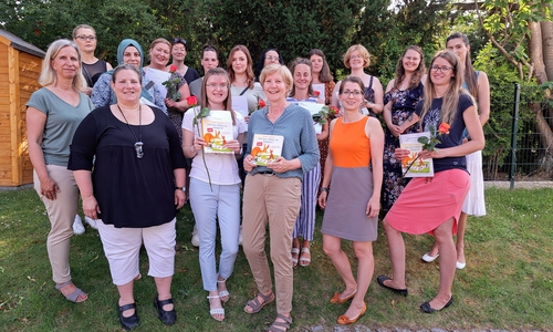 Die zukünftigen und bereits tätigen Kindertagespflegepersonen freuen sich mit Vertreterinnen des Familienservice Kindertagespflege der Stadt Salzgitter, der Familienbildungsstätten und Referentinnen auf ihre Tätigkeit.