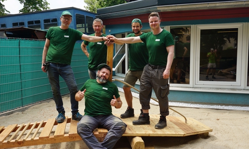 Dank des Einsatzes der Business Unit Leiter von Schnellecke erstrahlt der Spielplatz des Kinder- und Familienzentrums St. Christopherus-Haus wieder in neuem Glanz.