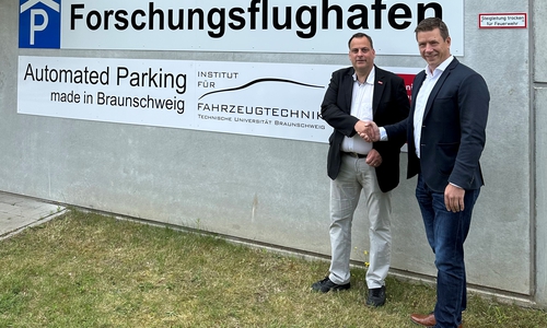Prof. Dr.-Ing. Roman Henze, Leiter Institut für Fahrzeugtechnik der TU Braunschweig, Kai Florysiak, Geschäftsführer Struktur-Förderung Braunschweig GmbH und Braunschweiger Parken GmbH.