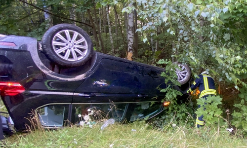 Das Auto landete kopfüber im Straßengraben.
