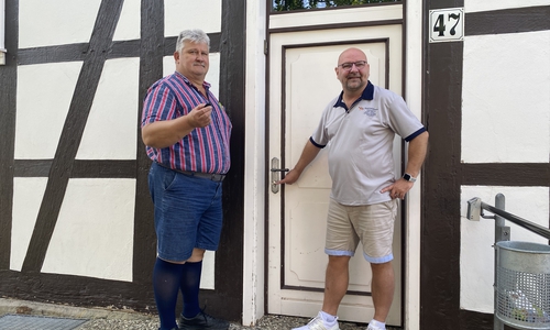 Ortsbrandmeister Detlev Gliese erhält vom Ortsbürgermeister als Erster den neuen elektronischen Schlüssel für das Dorfgemeinschaftshaus „Alte Schule“. 