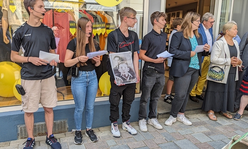 Schülerinnen und Schüler der Adolf-Grimme Gesamtschule Oker zitieren aus den von ihnen erarbeiteten Stationen der Verfolgung der Opfer.