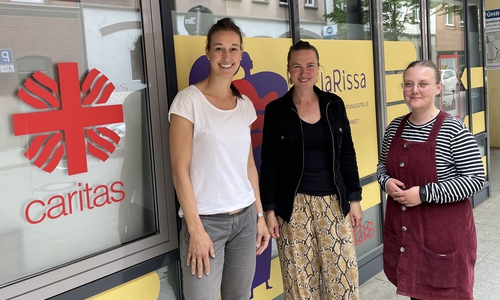 von links: Dr. Anna Gösling, Natalya Draeger und Hanna Delling (beide von KlaRissa) vor dem Eingang von KlaRissa.