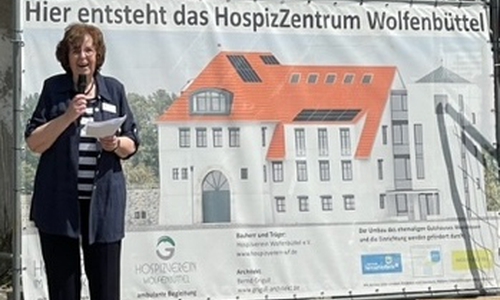 In ihrer Festansprache erinnert Vorständin Ulrike Jürgens daran, dass bis vor vier Jahren weder ein Grundstück noch ein Gebäude und auch keine finanziellen Mittel in Aussicht standen, um jemals an ein Hospiz in Wolfenbüttel zu denken. 