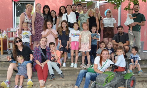 Einige der Kinder mit ihren Eltern beim Abschiedsgrillen des ersten Seelenschaukel-Jahrgangs bei der Lebenshilfe in Wolfenbüttel. 