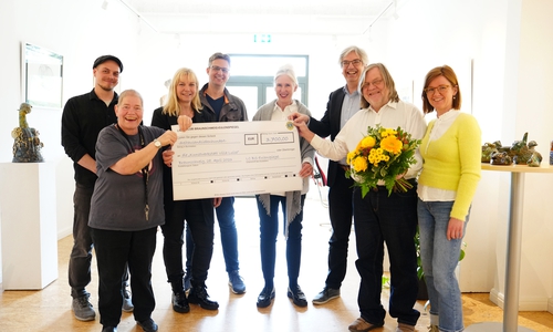 Sidney Köhler (Koordinator Villa Luise), Sybille Kautz (Künstlerin), Marion Steinmeier, Andreas Friedrich, Christine Kübel und Jens Martens (alle Lions Club Braunschweig Eulenspiegel), Peter Ziegeler (Künstler) und Claudia Deichmann (Leitung Tagesförderung Neuerkeröder Wohnen und Betreuen GmbH) (v. li.). 