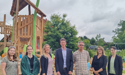 v.l. Celina Sander (Sozialpädagogische Assistentin), Denis Sellmann (Mitarbeiterin im Freiwilligen Sozialen Jahr),  Vanessa Kumpf (Erzieherin), Bürgermeister Tobias Grünert, Marcus Schäfer (Erzieher), stellv. Ortsbürgermeisterin Julia-Antonie Brandes und Claudia Wilke (Ratsmitglied).