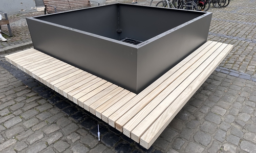 Das sind die neuen Pflanzinseln noch vor der Bepflanzung.