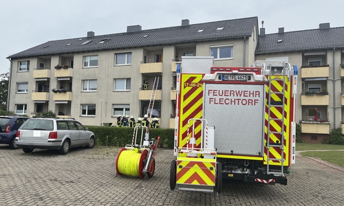 Die Feuerwehr versuchte über den Balkon Einsicht in die Wohnung zu bekommen.