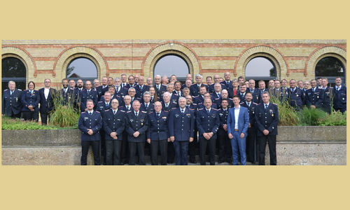 Die geehrten Kameradinnen und Kameraden der Freiwilligen Feuerwehr Vechelde mit Bürgermeister Tobias Grünert und Gemeindebrandmeister Peter Splitt.